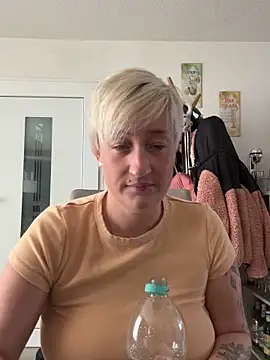 Snapshot of Rozendefotz chatting on February 16, 8:21 am Rozendefotz online show from February 16, 8:21 am