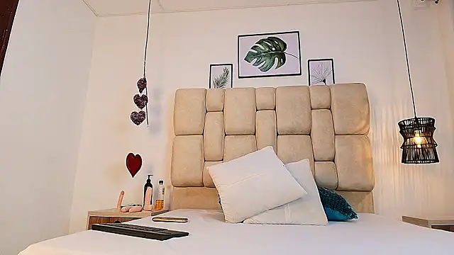 elizawiliamst online show from September 22, 11:45 am