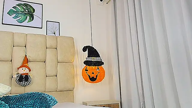 elizawiliamst online show from October 18, 1:34 pm