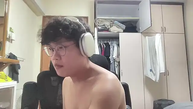 Snapshot of Passionatetwink2 chatting on February 12, 11:16 am Passionatetwink2 online show from February 12, 11:16 am