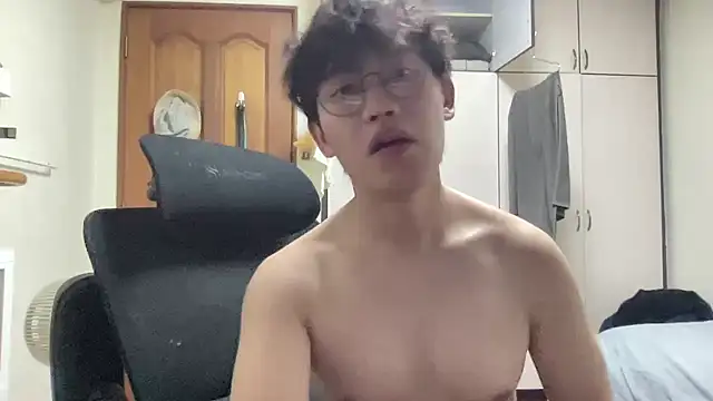 Snapshot of Passionatetwink2 chatting on February 24, 11:30 am Passionatetwink2 online show from February 24, 11:30 am