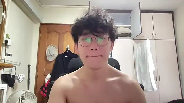 Snapshot of Passionatetwink2 chatting on March 5, 7:59 am Passionatetwink2 online show from March 5, 7:59 am