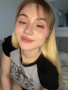 Snapshot of LunaMillie chatting on October 18, 12:39 pm LunaMillie online show from October 18, 12:39 pm
