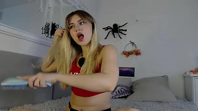 LunaMillie online show from October 31, 8:26 am