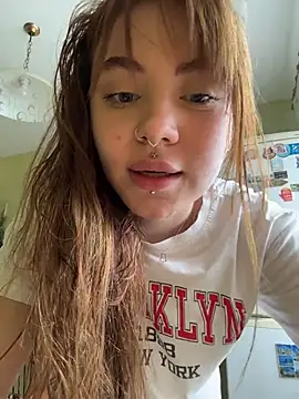 Snapshot of LunaMillie chatting on July 10, 9:34 am LunaMillie online show from July 10, 9:34 am