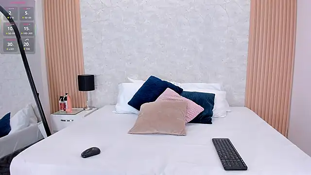 Snapshot of NaomyCollins__ chatting on September 30, 1:38 pm NaomyCollins online show from September 30, 1:38 pm
