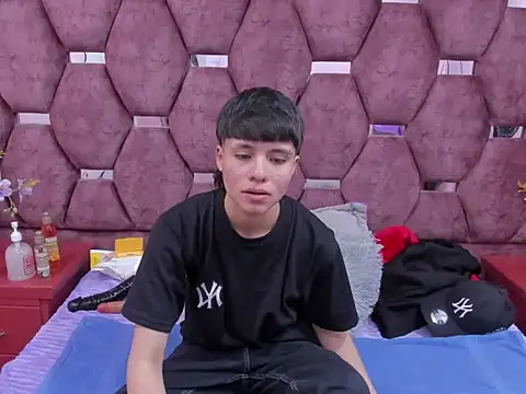 Snapshot of Bruno_Cruzz chatting on December 5, 2:42 am Bruno Cruzz online show from December 5, 2:42 am