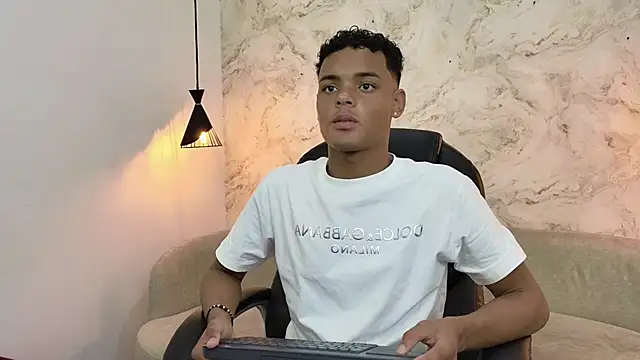 Valentino Thompson online show from October 1, 8:15 pm