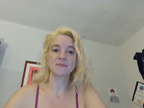 Snapshot of Senhoritajesus42 chatting on March 21, 3:48 pm Senhoritajesus42 online show from March 21, 3:48 pm