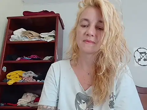 Snapshot of Senhoritajesus42 chatting on March 22, 6:11 pm Senhoritajesus42 online show from March 22, 6:11 pm