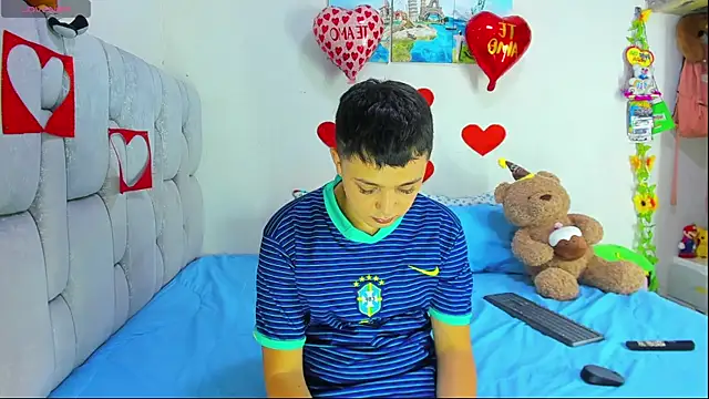 Snapshot of christopher_Hot chatting on February 9, 10:58 pm christopher Hot online show from February 9, 10:58 pm