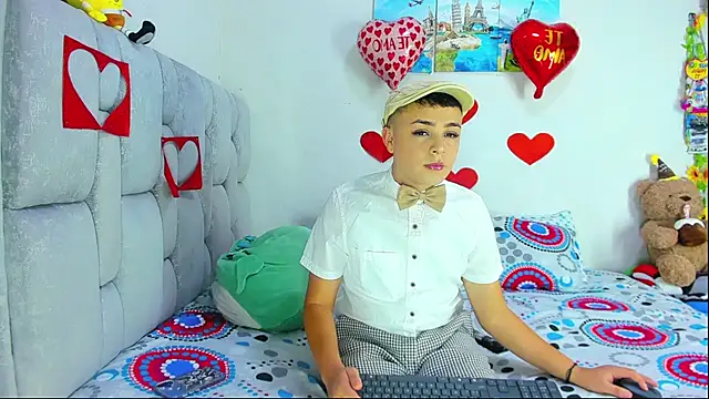 Snapshot of christopher_Hot chatting on February 16, 7:21 pm christopher Hot online show from February 16, 7:21 pm