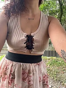 Snapshot of roxyrougee chatting on February 3, 2:33 pm roxyrougee online show from February 3, 2:33 pm