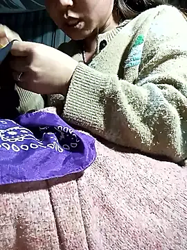 may-squirl online show from January 9, 1:25 pm