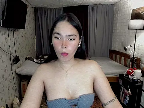 Snapshot of awesomegurl21 chatting on October 5, 2:43 am awesomegurl21 online show from October 5, 2:43 am