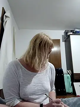 LiluLiluLilu online show from April 14, 7:31 pm