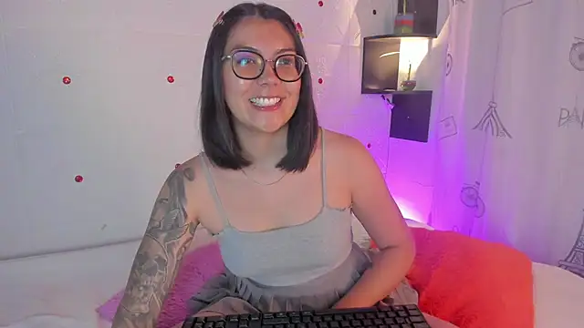 LolaXXXperience online show from September 9, 11:10 am