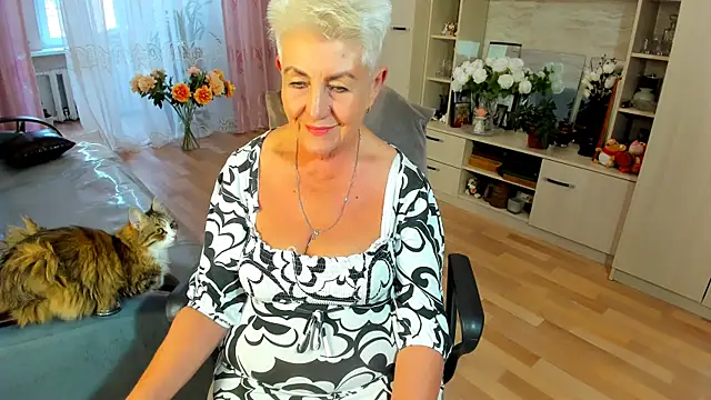 Snapshot of HotandMature chatting on July 7, 2:54 pm HotandMature online show from July 7, 2:54 pm
