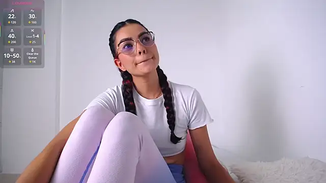 Snapshot of emilytolson_ chatting on October 10, 6:29 pm emilytolson online show from October 10, 6:29 pm