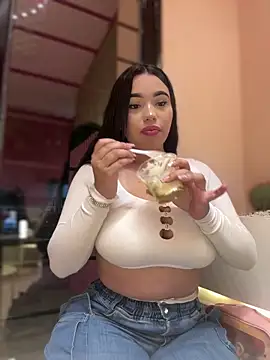 Snapshot of SofiaWildee chatting on February 4, 12:16 am SofiaWildee online show from February 4, 12:16 am