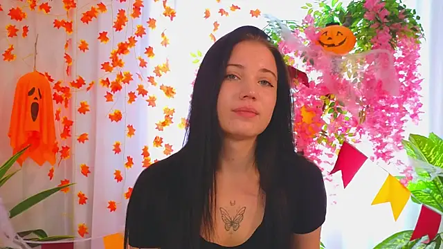 Snapshot of LauraHale chatting on November 8, 7:52 am LauraHale online show from November 8, 7:52 am