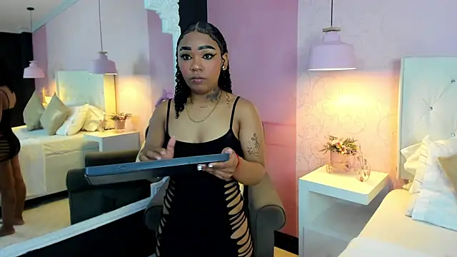 SkylerBloomm online show from November 30, 2:04 am