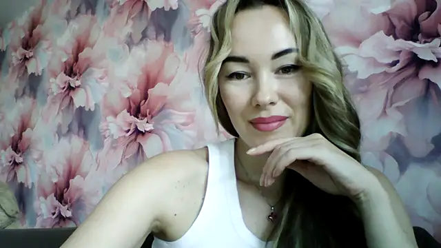 Snapshot of Sovaee chatting on October 6, 10:02 am Sovaee online show from October 6, 10:02 am