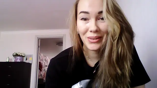 Snapshot of Sovaee chatting on October 10, 4:22 am Sovaee online show from October 10, 4:22 am