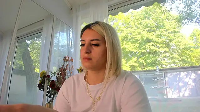 Snapshot of Ella_Vee chatting on May 5, 6:43 am Ella Vee online show from May 5, 6:43 am