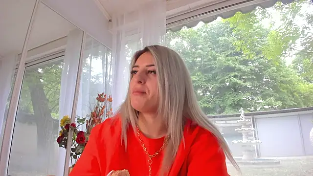 Snapshot of Ella_Vee chatting on May 9, 5:45 am Ella Vee online show from May 9, 5:45 am