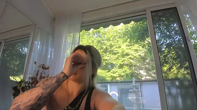 Snapshot of Ella_Vee chatting on May 24, 5:12 am Ella Vee online show from May 24, 5:12 am