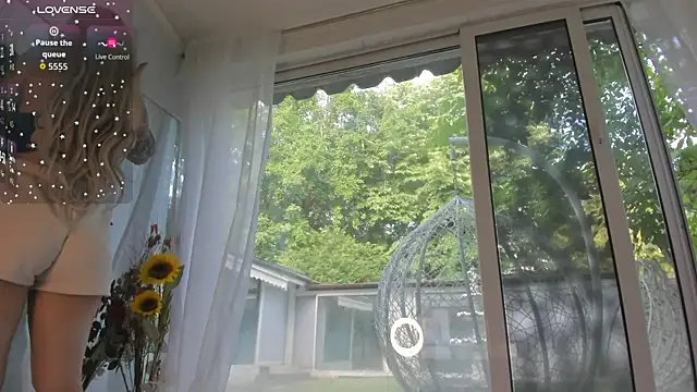 Snapshot of Ella_Vee chatting on June 4, 4:51 am Ella Vee online show from June 4, 4:51 am