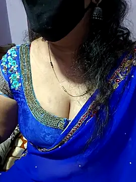 Snapshot of luci-queen chatting on November 12, 1:28 am luci-queen online show from November 12, 1:28 am