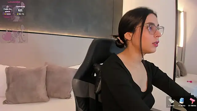 desireee  online show from December 5, 7:10 pm