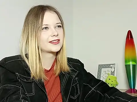 Snapshot of LydiaYoung chatting on October 9, 6:17 pm LydiaYoung online show from October 9, 6:17 pm