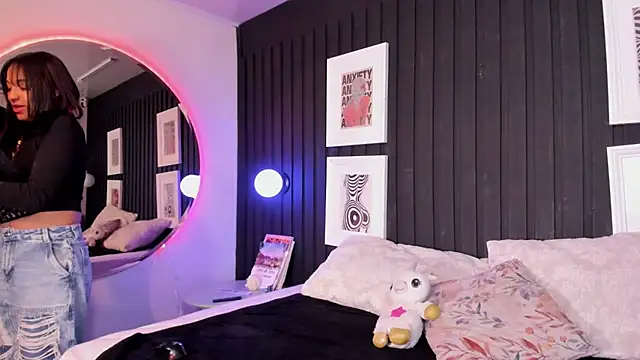 Manelyk evanss  online show from March 18, 7:50 pm