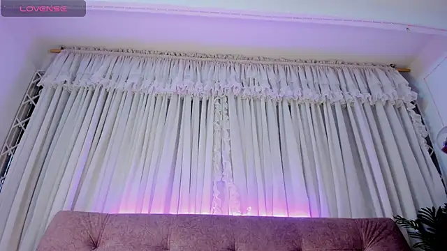 Snapshot of violet_77711 chatting on March 8, 2:10 pm violet 77711 online show from March 8, 2:10 pm