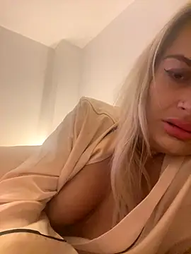 Snapshot of Seductive-SkyeXXX chatting on September 18, 10:34 pm Seductive-SkyeXXX online show from September 18, 10:34 pm