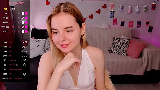 Snapshot of LillianShine chatting on July 5, 4:19 am LillianShine online show from July 5, 4:19 am