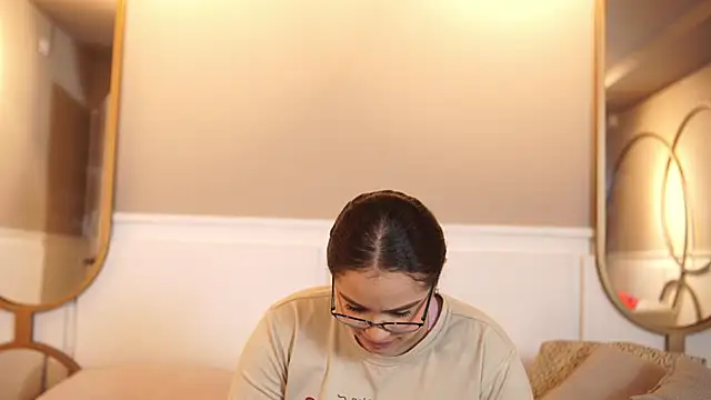 Tayler Kim online show from October 11, 6:39 pm