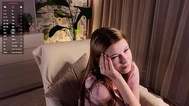 LynHillaire online show from March 23, 12:53 pm