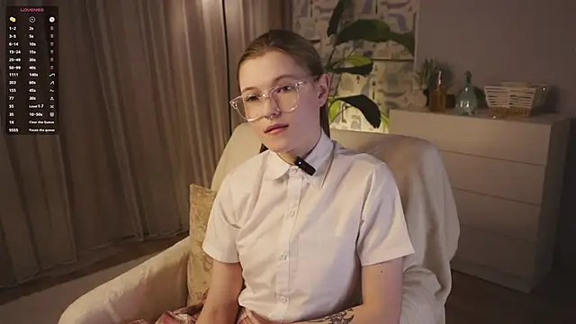 LynHillaire online show from April 2, 12:14 pm