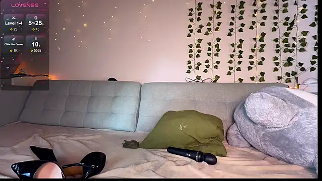 Snapshot of EmmyBell_ chatting on May 4, 1:12 am EmmyBell online show from May 4, 1:12 am