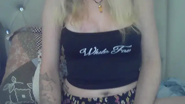 Snapshot of flirty_babe_x chatting on May 19, 7:20 pm flirty babe x online show from May 19, 7:20 pm