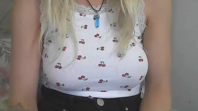 Snapshot of flirty_babe_x chatting on July 24, 12:30 am flirty babe x online show from July 24, 12:30 am