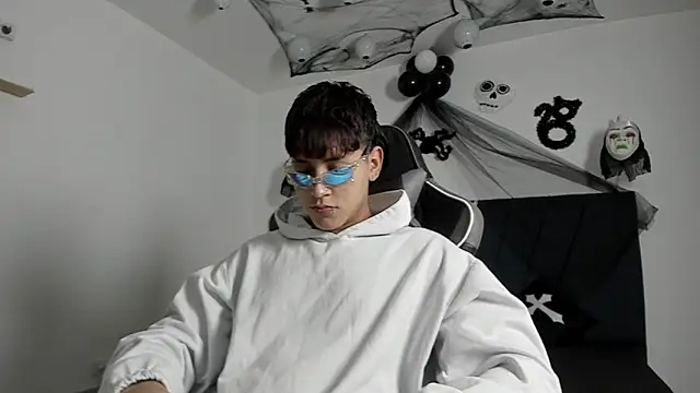 Snapshot of zeusapollofuck chatting on October 16, 10:11 pm zeusapollofuck online show from October 16, 10:11 pm