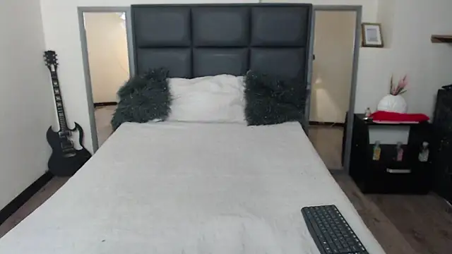 Snapshot of Isabella_Diamon chatting on November 19, 1:49 am Isabella Diamon online show from November 19, 1:49 am