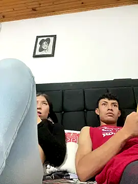 Snapshot of coupledesire18 chatting on October 17, 12:14 am coupledesire18 online show from October 17, 12:14 am