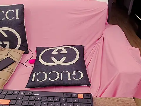 Snapshot of Funnygirl_9x chatting on May 8, 9:36 am Funnygirl 9x online show from May 8, 9:36 am