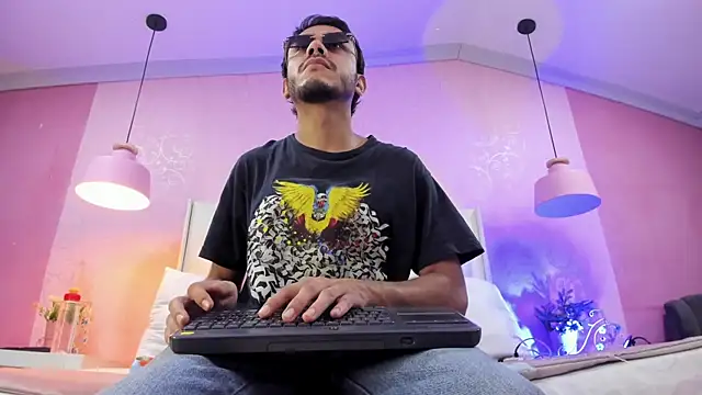 Snapshot of Boss_Domiinator chatting on February 17, 12:23 pm Boss Domiinator online show from February 17, 12:23 pm